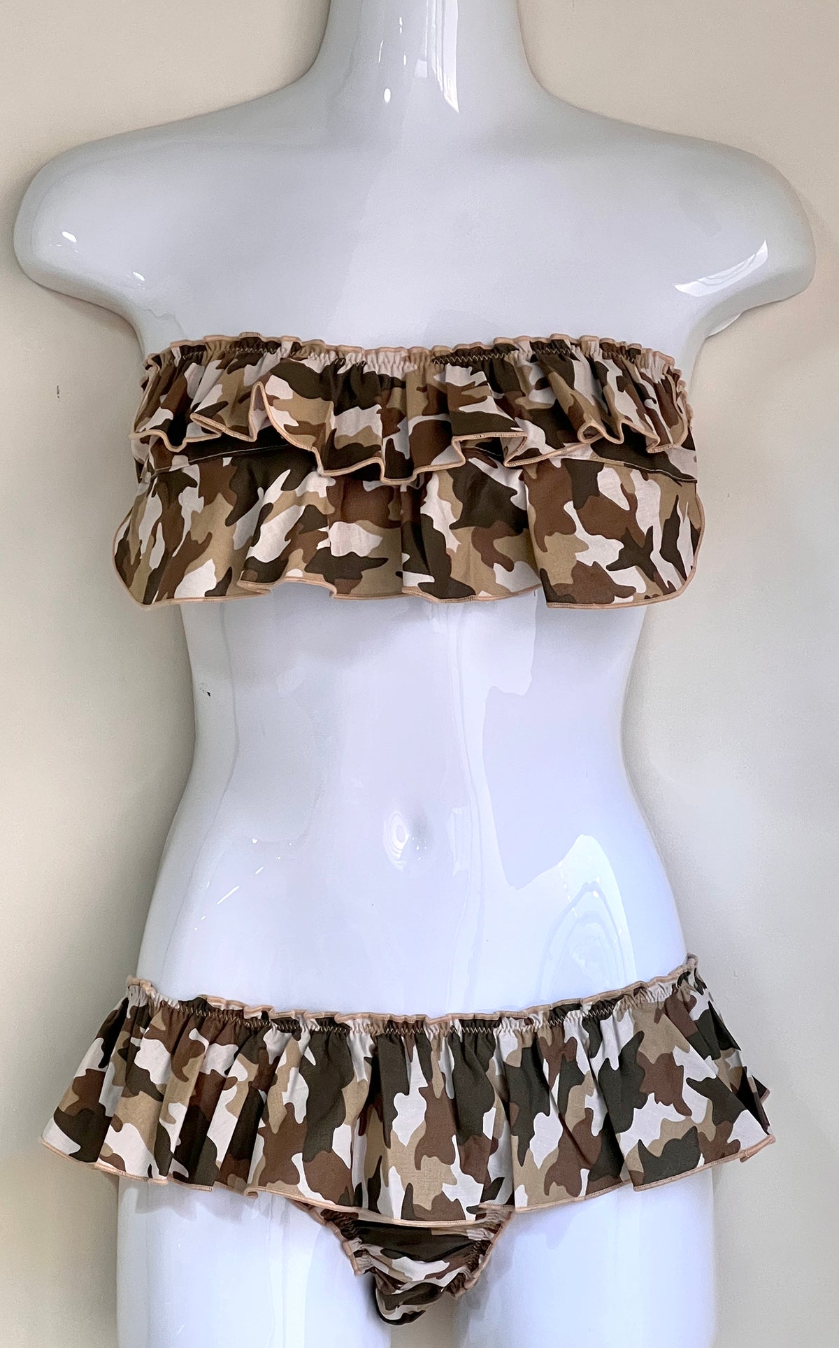 Bikini bandeau volantes en tejido de camuflaje